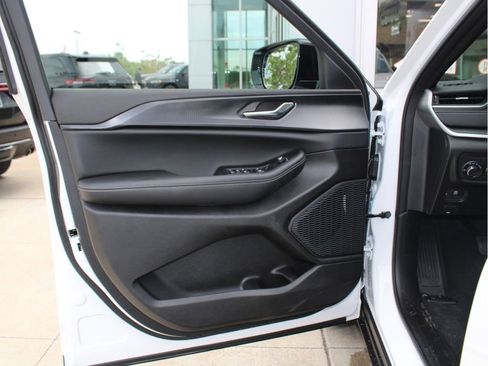 New 2025 Jeep Grand Cherokee Altitude image 9