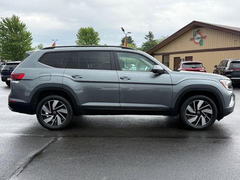 Used 2025 Volkswagen Atlas SE AWD/4WD image 9