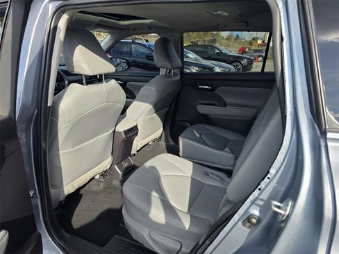 Used 2022 Toyota Highlander XLE image 25