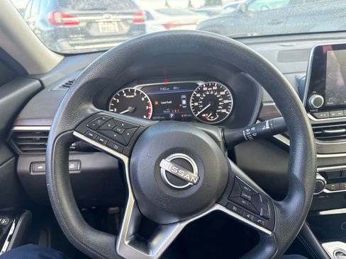 Used 2023 Nissan Altima 2.5 SV FWD image 23