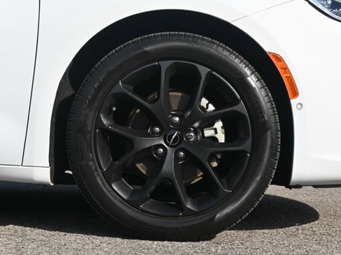 Used 2024 Chrysler Pacifica Limited w/ S Appearance Package FWD image 24