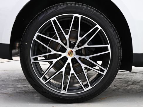 Used 2025 Porsche Macan image 17