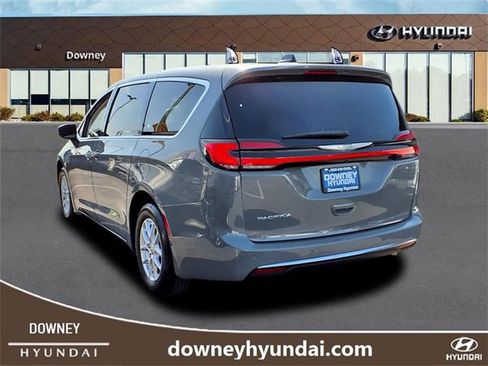 Used 2023 Chrysler Pacifica Touring-L image 6