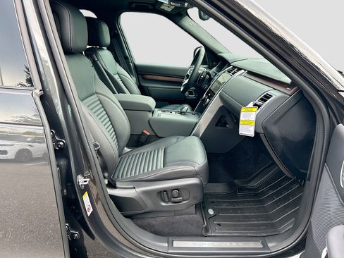 New 2025 Land Rover Discovery Dynamic SE image 10