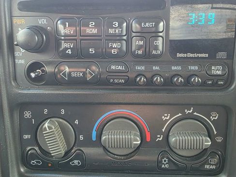 Used 2002 Chevrolet Avalanche 2500 image 3