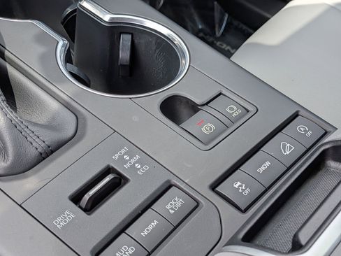 Used 2020 Toyota Highlander XLE AWD/4WD image 35