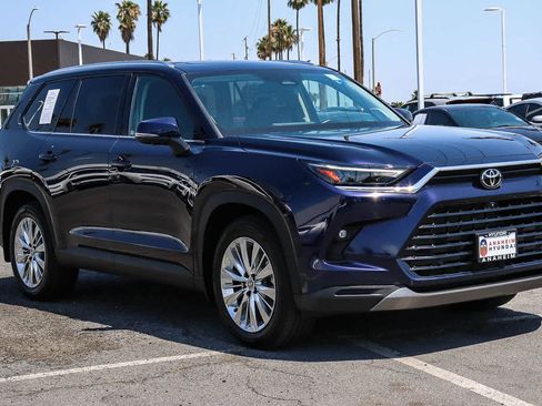 Used 2024 Toyota Grand Highlander AWD image 3