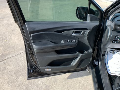 Used 2021 Honda Pilot Touring image 11