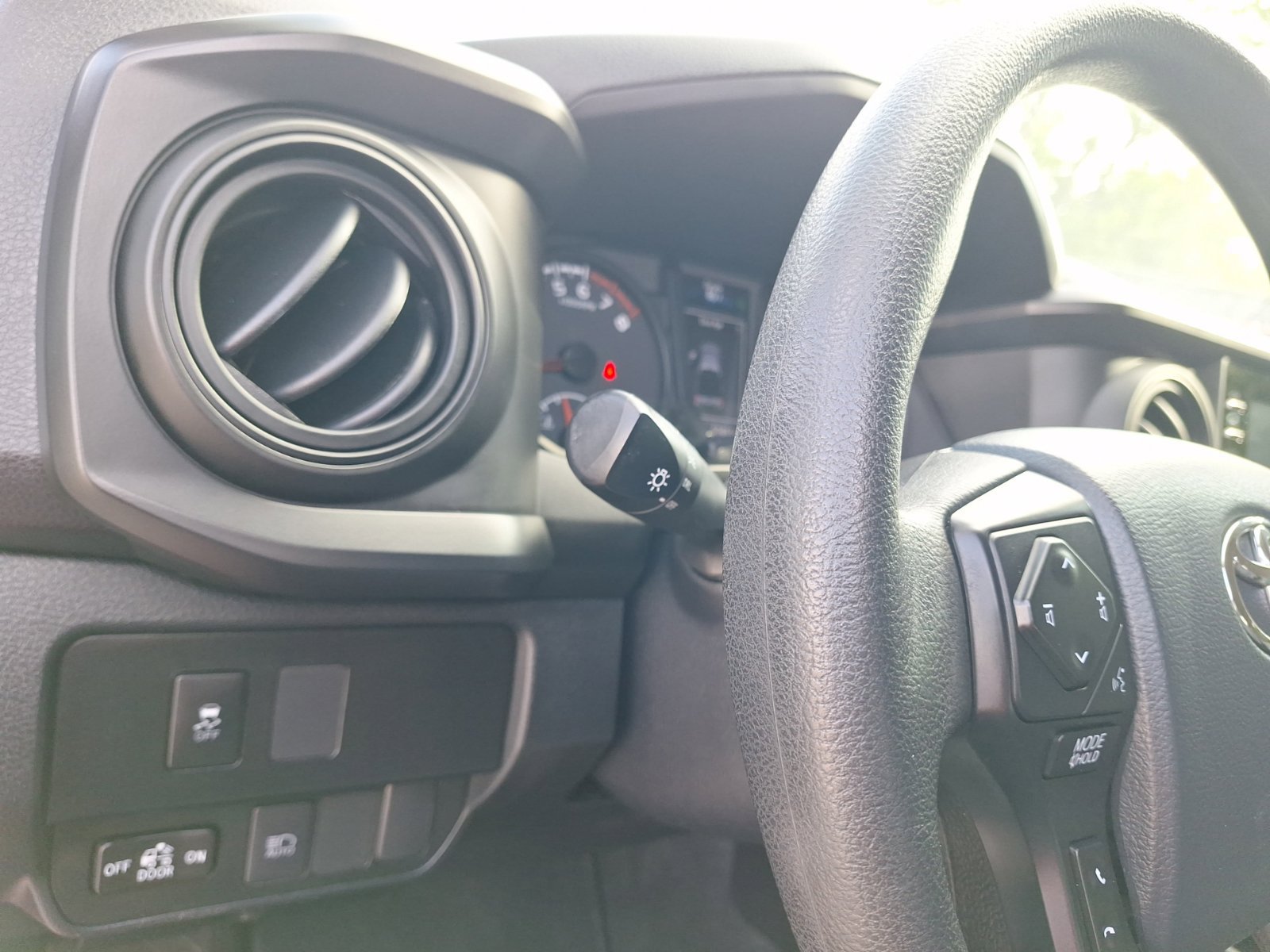 Used 2020 Toyota Tacoma SR AWD/4WD image 18