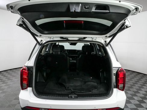 Used 2023 Hyundai Palisade Limited w/ Winter Package image 32