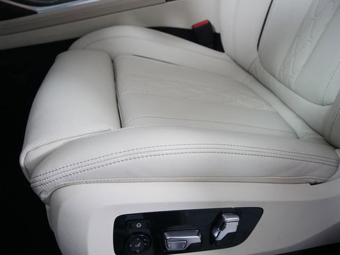 Used 2026 BMW X7 xDrive40i image 9