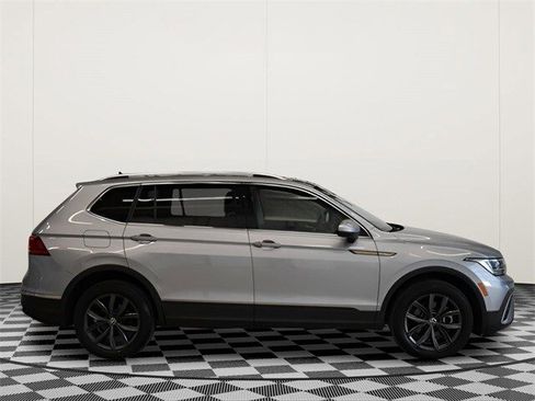 Used 2022 Volkswagen Tiguan SE image 2