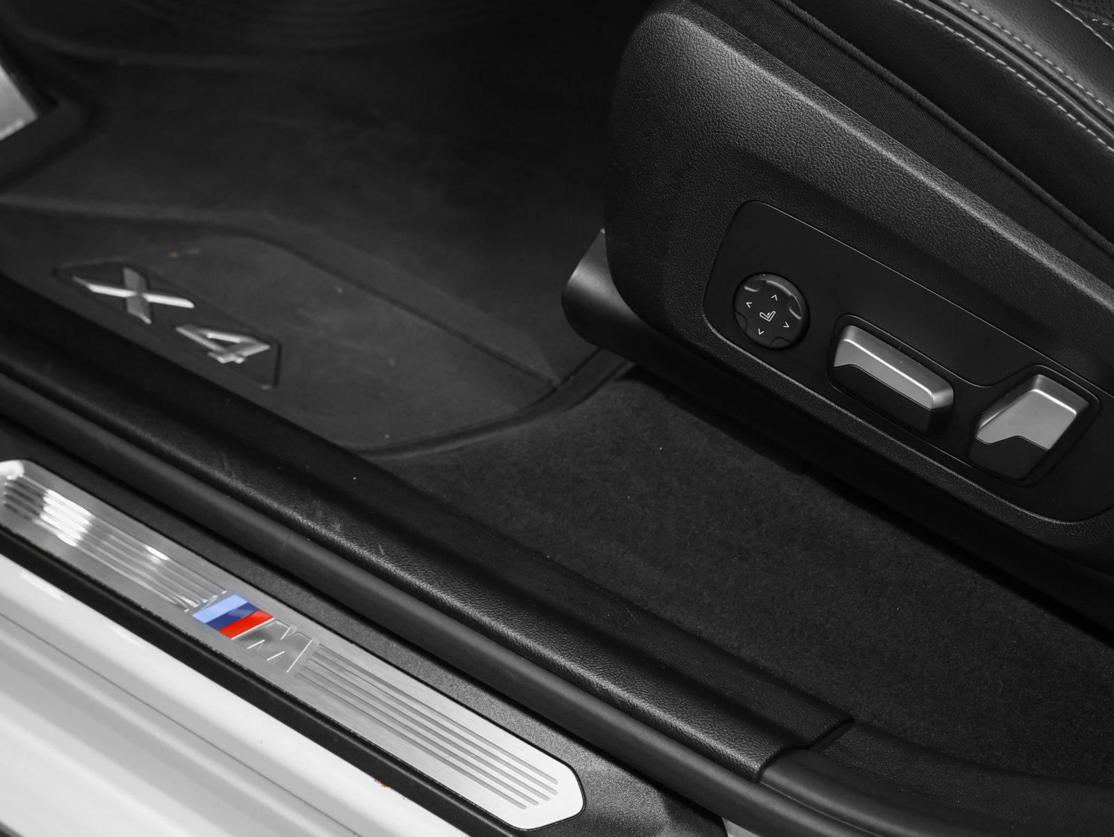 Used 2023 BMW X4 xDrive30i w/ M Sport Package AWD/4WD image 24