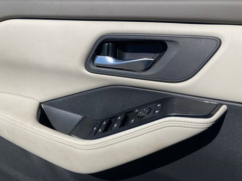 Used 2024 Nissan Rogue SV image 10