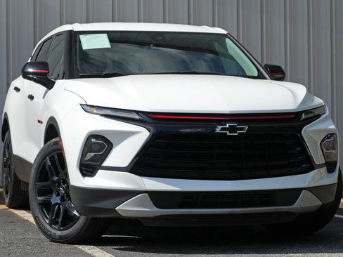 Used 2023 Chevrolet Blazer LT FWD image 2