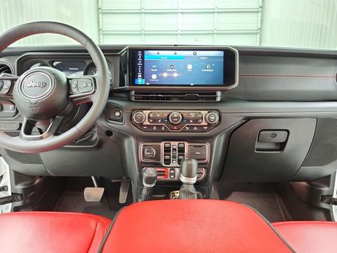 Used 2024 Jeep Wrangler Unlimited Rubicon w/ Technology Group image 25