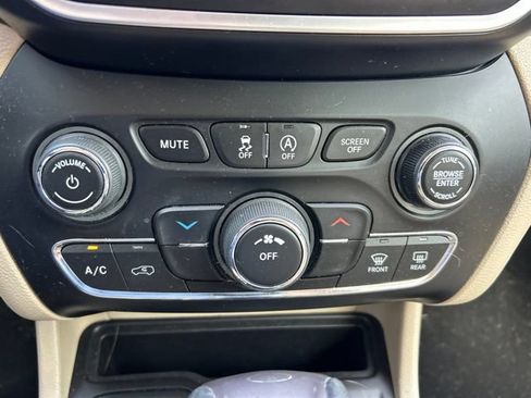 Used 2019 Jeep Cherokee Latitude w/ Popular Appearance Group FWD image 14
