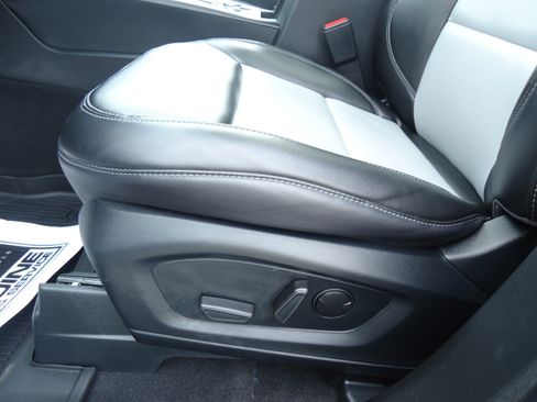 Used 2023 Ford Explorer XLT w/ Equipment Group 202A AWD/4WD image 27