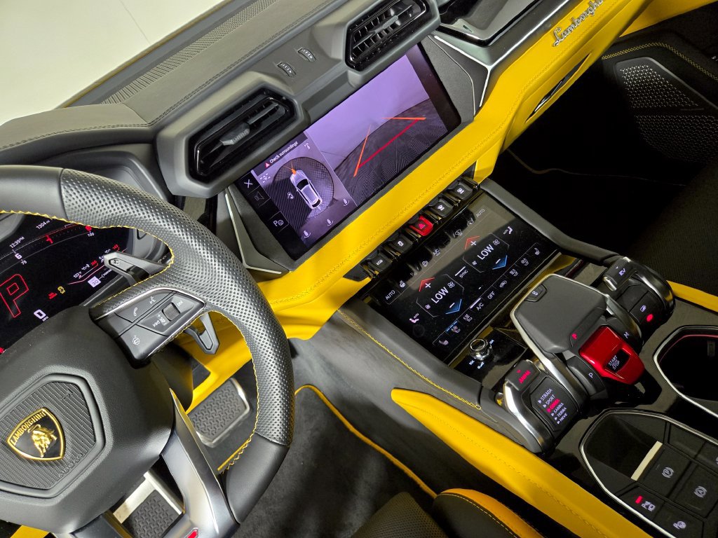 Used 2025 Lamborghini Urus SE AWD/4WD image 25