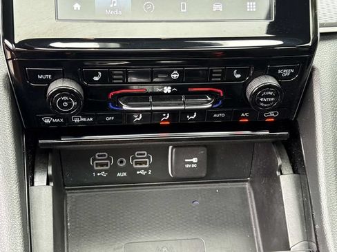 Used 2023 Jeep Grand Cherokee Altitude AWD/4WD image 24