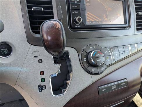 Used 2014 Toyota Sienna XLE FWD image 11