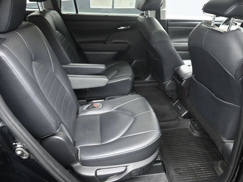 Used 2020 Toyota Highlander XLE AWD/4WD image 10
