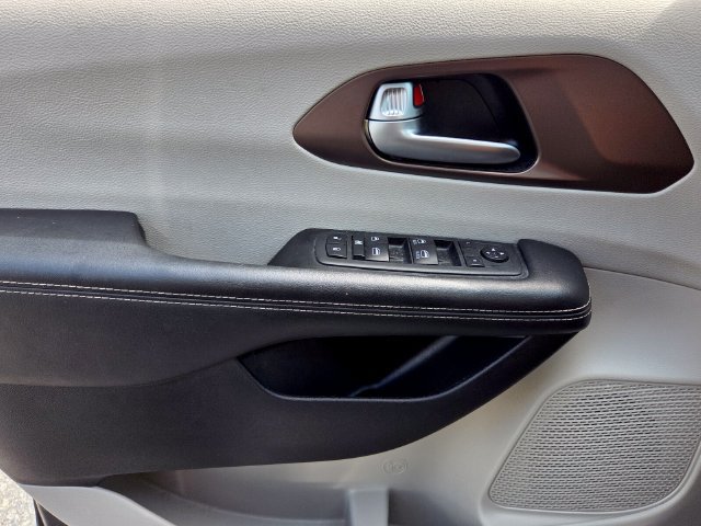 Used 2020 Chrysler Voyager LX FWD image 31