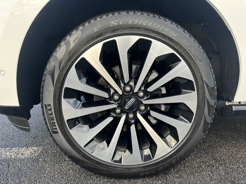 Used 2022 Lincoln Navigator Reserve image 8