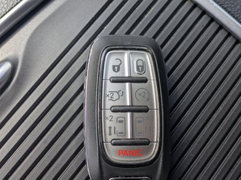 Used 2022 Chrysler Pacifica Limited image 32