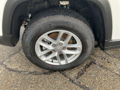 Used 2025 Jeep Grand Cherokee Laredo X image 10