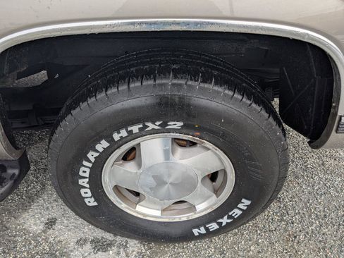 Used 1999 Chevrolet Suburban 1500 4WD w/ Preferred Equipment Group 2 image 7