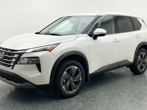 Used 2025 Nissan Rogue SV image 3