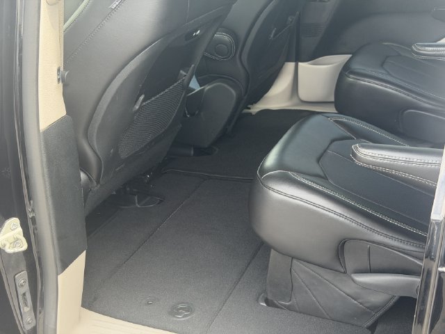 Used 2024 Chrysler Pacifica Touring-L FWD image 21