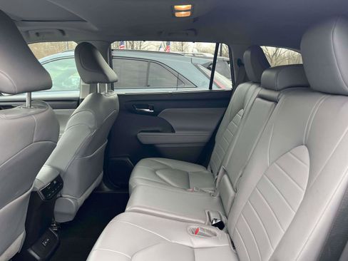 Used 2024 Toyota Highlander XLE image 31