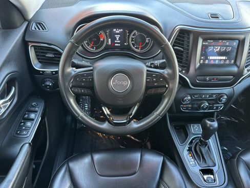 Used 2019 Jeep Cherokee Latitude Plus FWD image 18