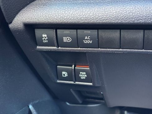 Used 2025 Toyota Sienna Limited image 30