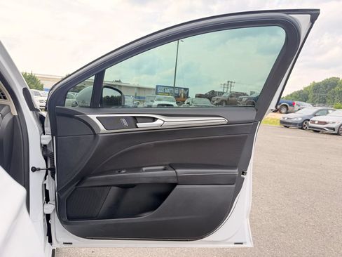 Used 2019 Ford Fusion SE FWD image 19