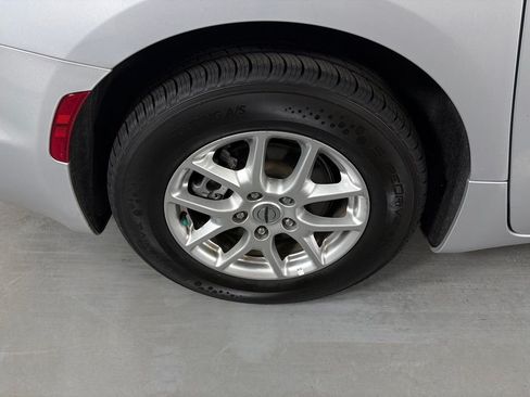 Used 2024 Chrysler Pacifica Touring-L FWD image 11