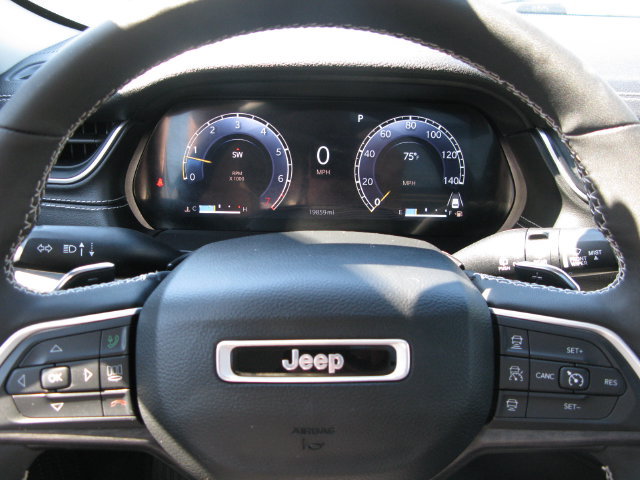 Used 2023 Jeep Grand Cherokee Limited AWD/4WD image 15