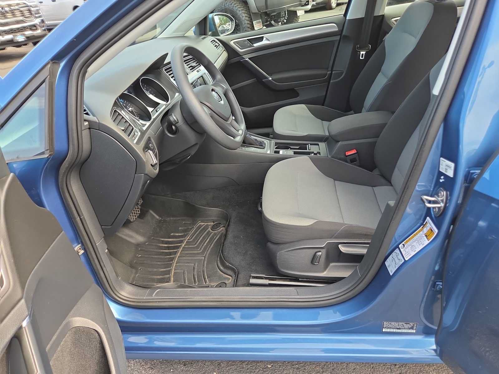 Used 2016 Volkswagen e-Golf SE w/ DC Fast Charging Package FWD image 19