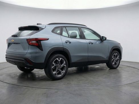 Used 2025 Chevrolet Trax LT FWD image 9