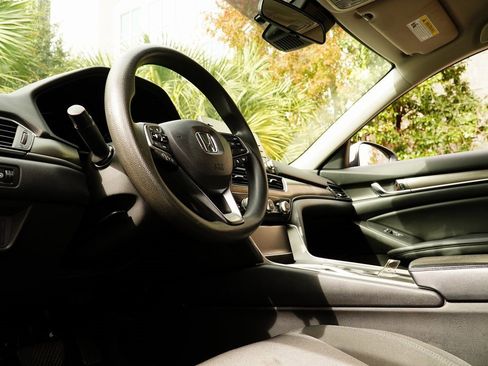 Used 2018 Honda Accord Hybrid image 12