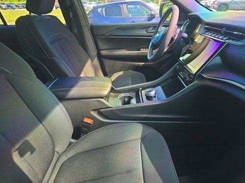 Used 2025 Jeep Grand Cherokee Laredo X w/ Luxury Tech Group I RWD image 5