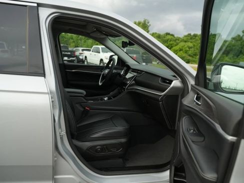 Used 2023 Jeep Grand Cherokee L Limited w/ Luxury Tech Group II AWD/4WD image 20