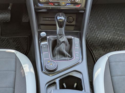 New 2026 Volkswagen Taos SE image 19