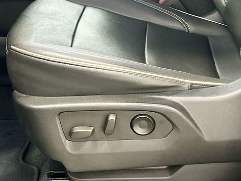 Used 2023 GMC Yukon XL SLT image 16