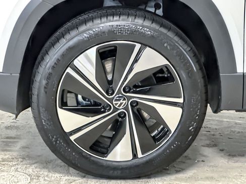 New 2026 Volkswagen Taos SE image 24