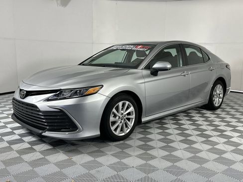 Used 2021 Toyota Camry LE image 4