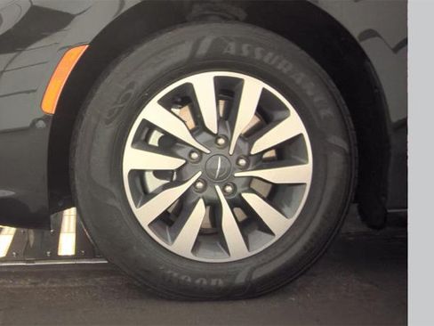 Used 2022 Chrysler Pacifica Limited FWD image 12