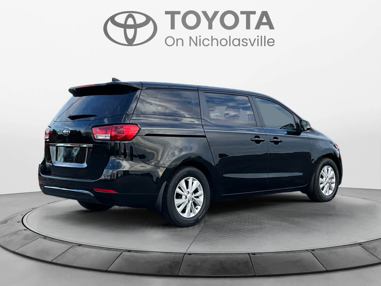 Used 2017 Kia Sedona L FWD image 5